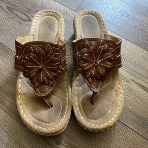 Gorgeous BROWN FLOWER Cliffs by White Mountain FLIP FLOPS Wedge SANDALS * 7-1/2M